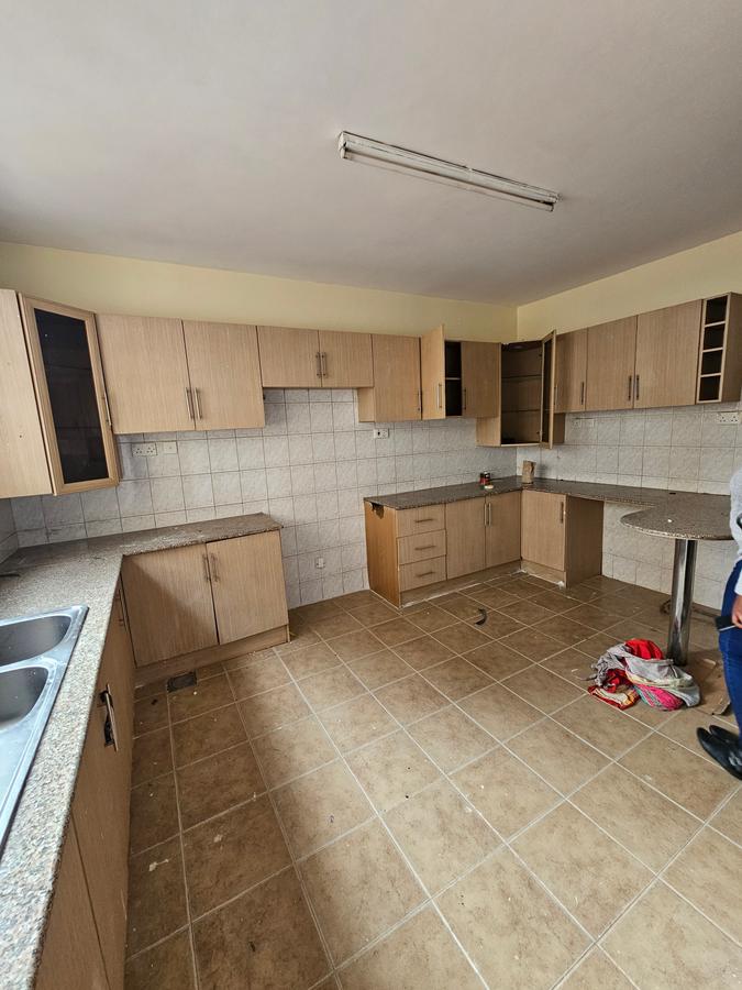 3 Bed Apartment with En Suite at Lavington - 15