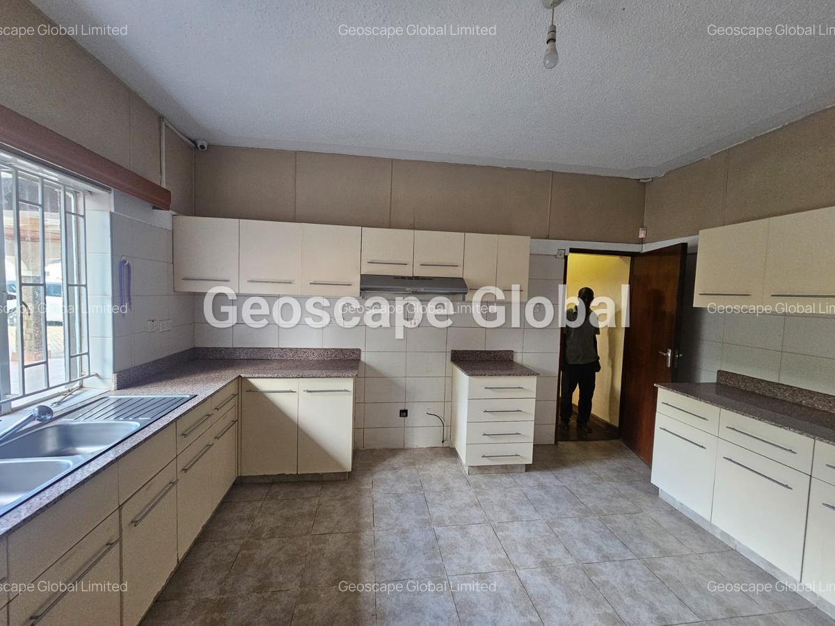 4 Bed House with En Suite in Rosslyn - 8