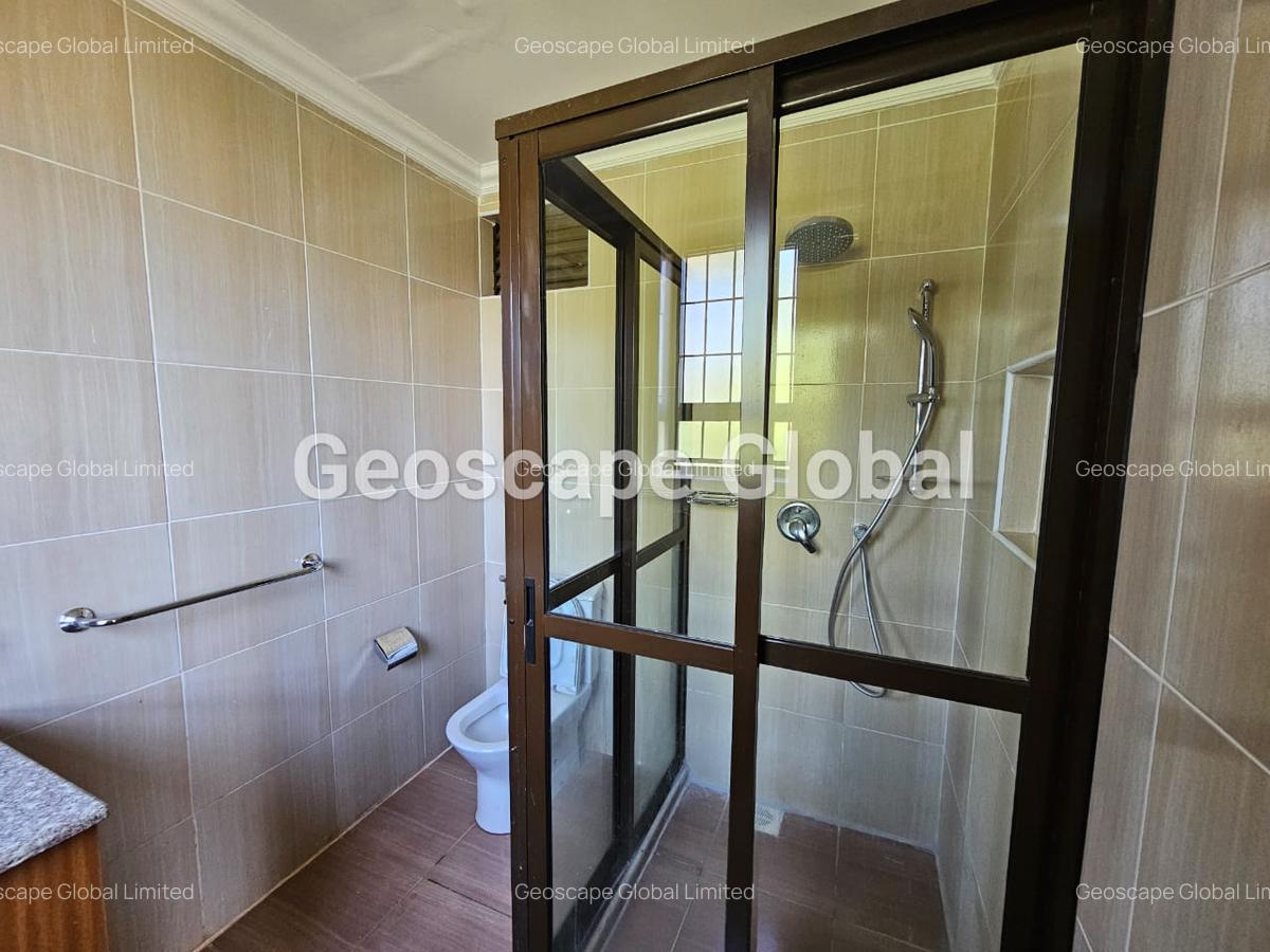 5 Bed House with En Suite in Runda - 16