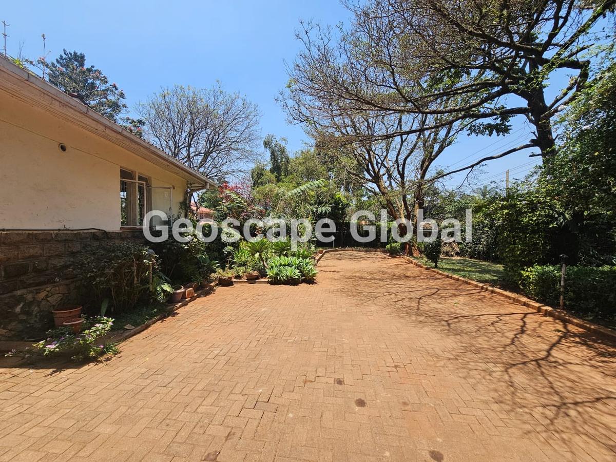 5 Bed House with En Suite in Runda - 4