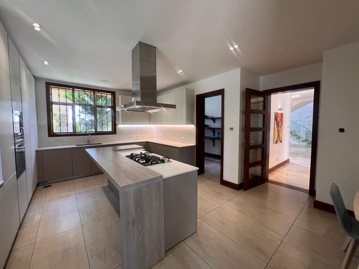5 Bed House with En Suite in Lavington - 17