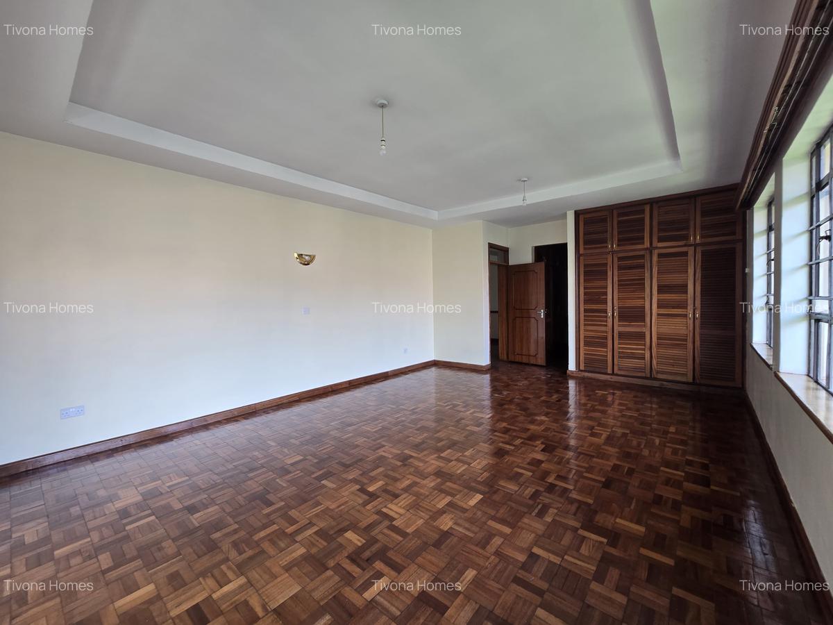 5 Bed House with En Suite in Runda - 4