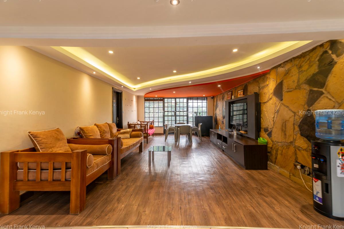 5 Bed House with En Suite in Ridgeways - 8