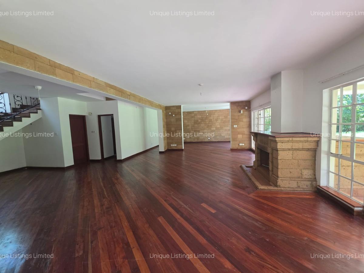 5 Bed Villa with En Suite in Rosslyn - 4