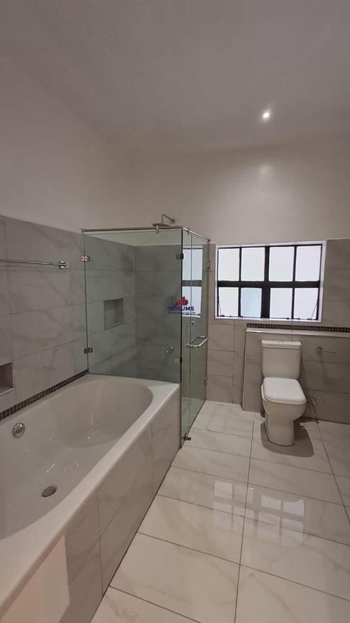 4 Bed House with En Suite in Ridgeways - 16