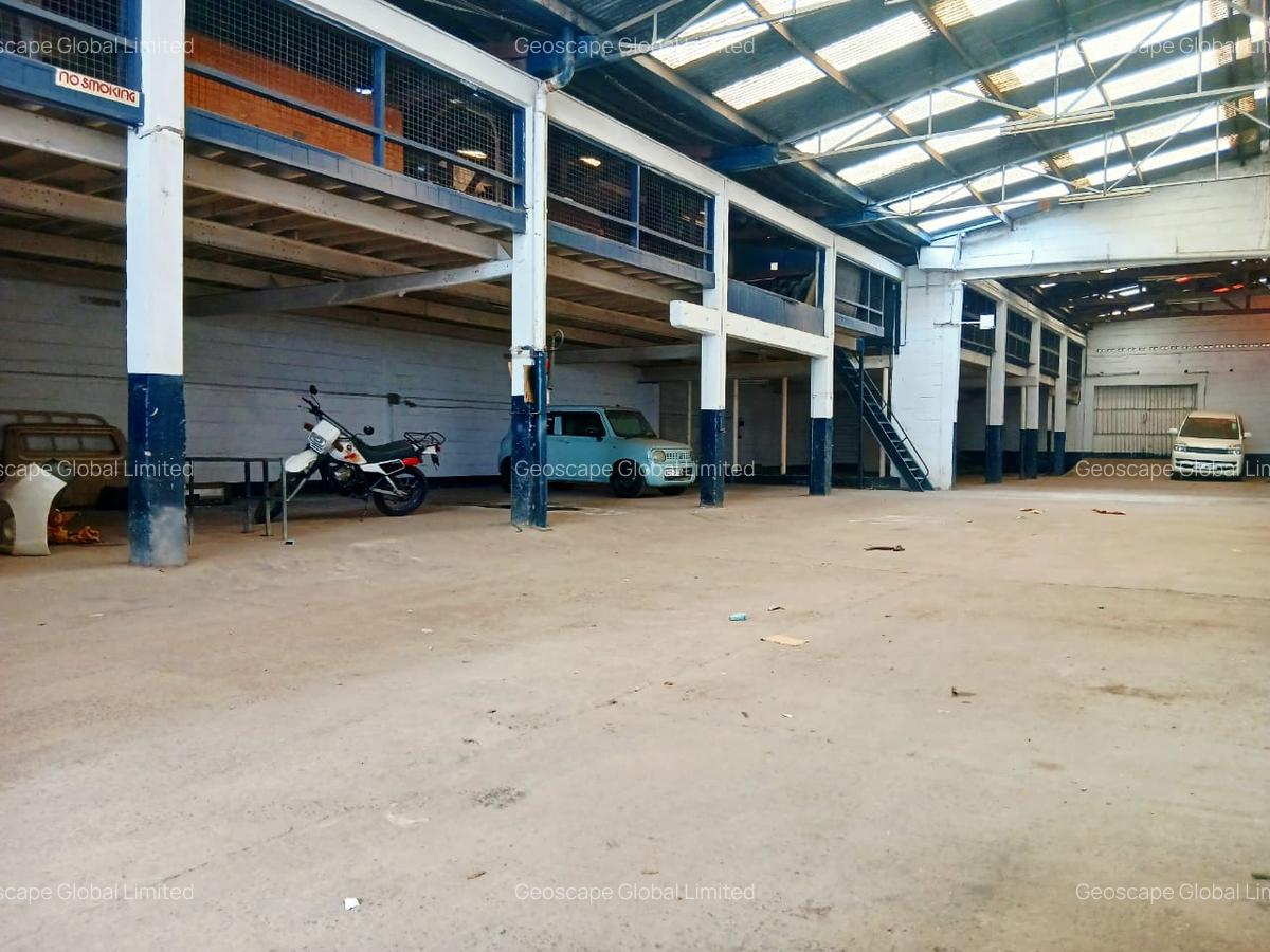 30,000 ft² Warehouse with Parking in Industrial Area - 1