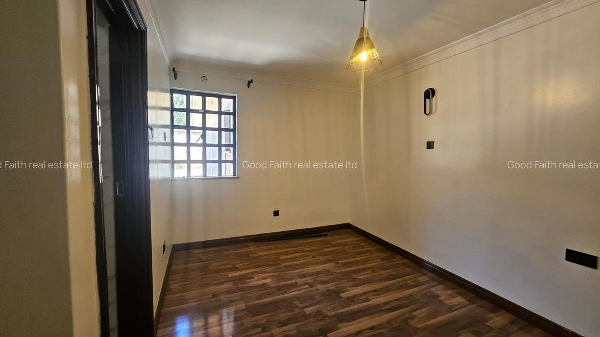 4 Bed House with En Suite in Lavington - 8