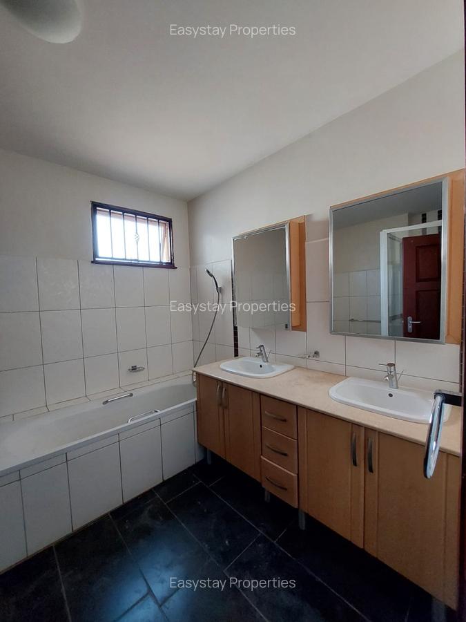 5 Bed Townhouse with En Suite in Brookside - 7