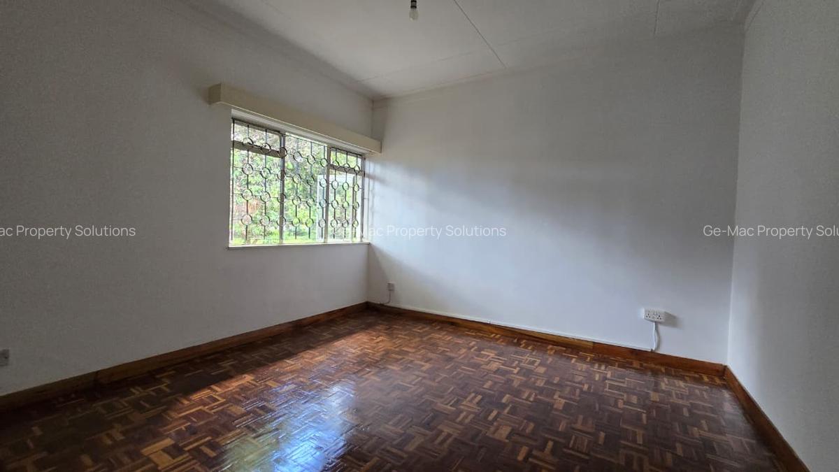 4 Bed House with En Suite in Lavington - 15