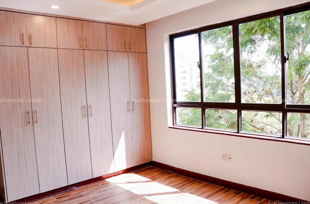 3 Bed Apartment with En Suite at Lavington - 5