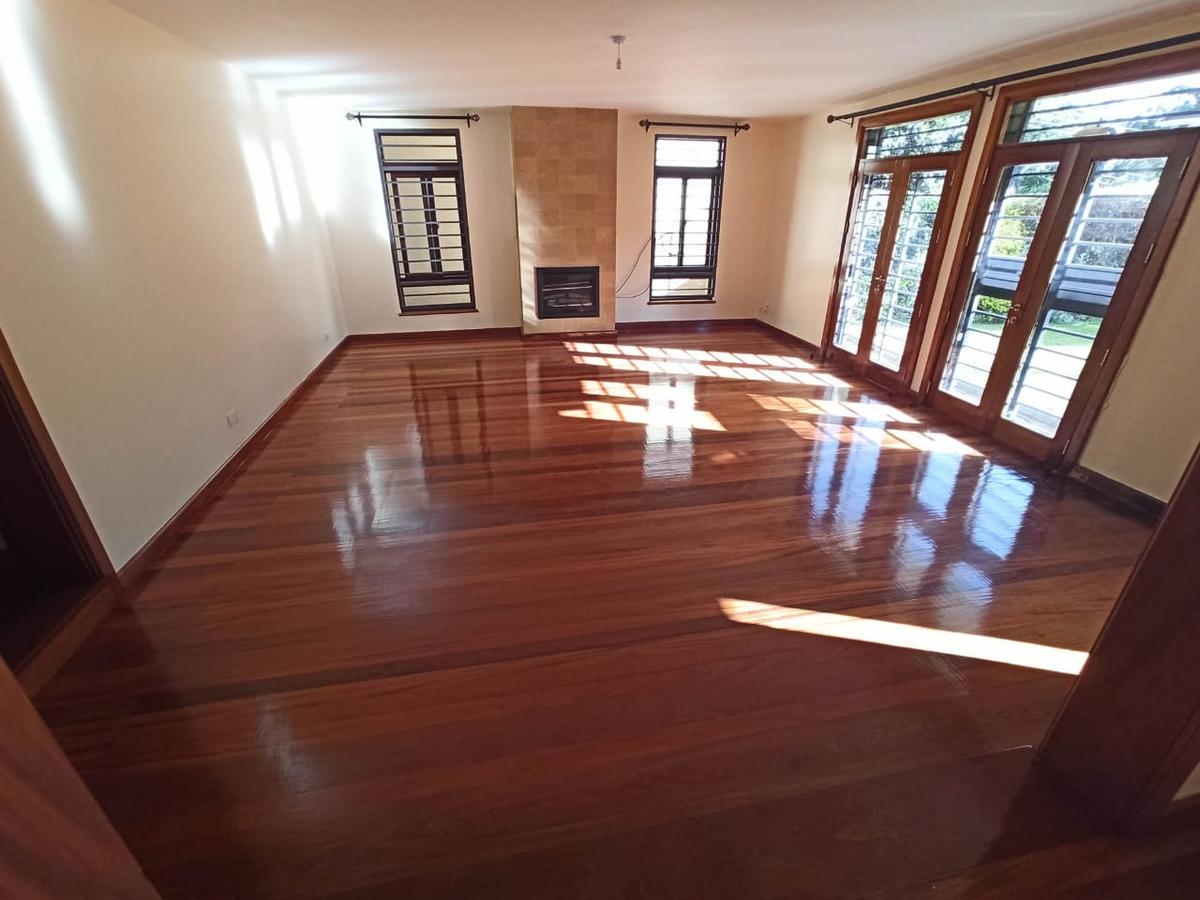 5 Bed Townhouse with En Suite in Lavington - 2