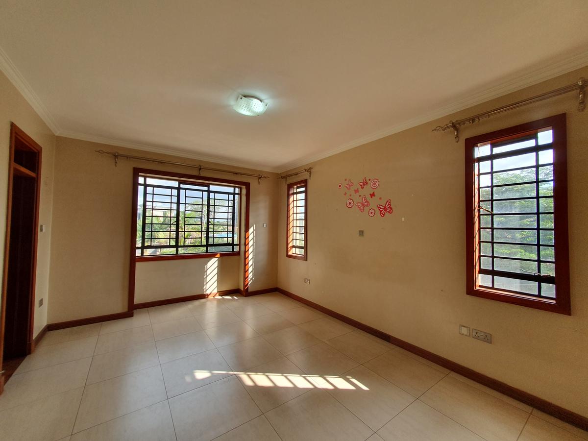 4 Bed Apartment with En Suite at 2Nd Parklands Avenue - 18