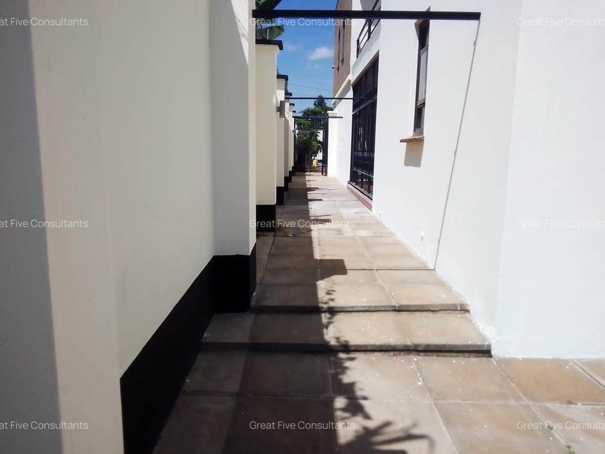 5 Bed Villa with En Suite in Runda - 3