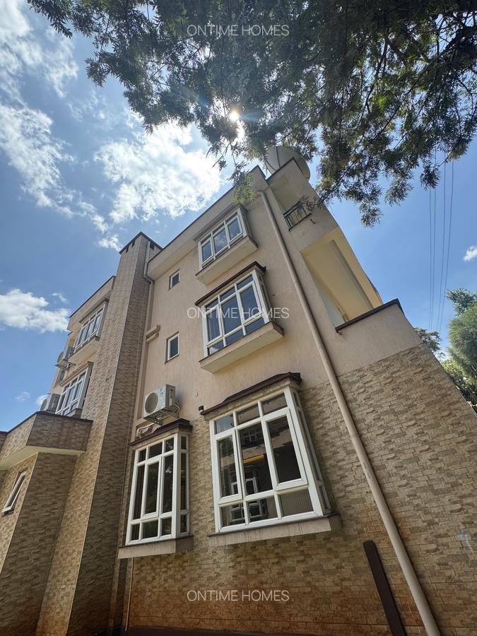 5 Bed Townhouse with En Suite at Lavington - 1
