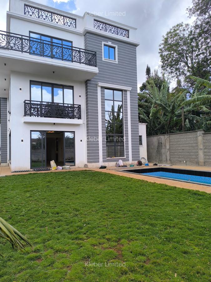 5 Bed Villa with En Suite at Lavington - 1