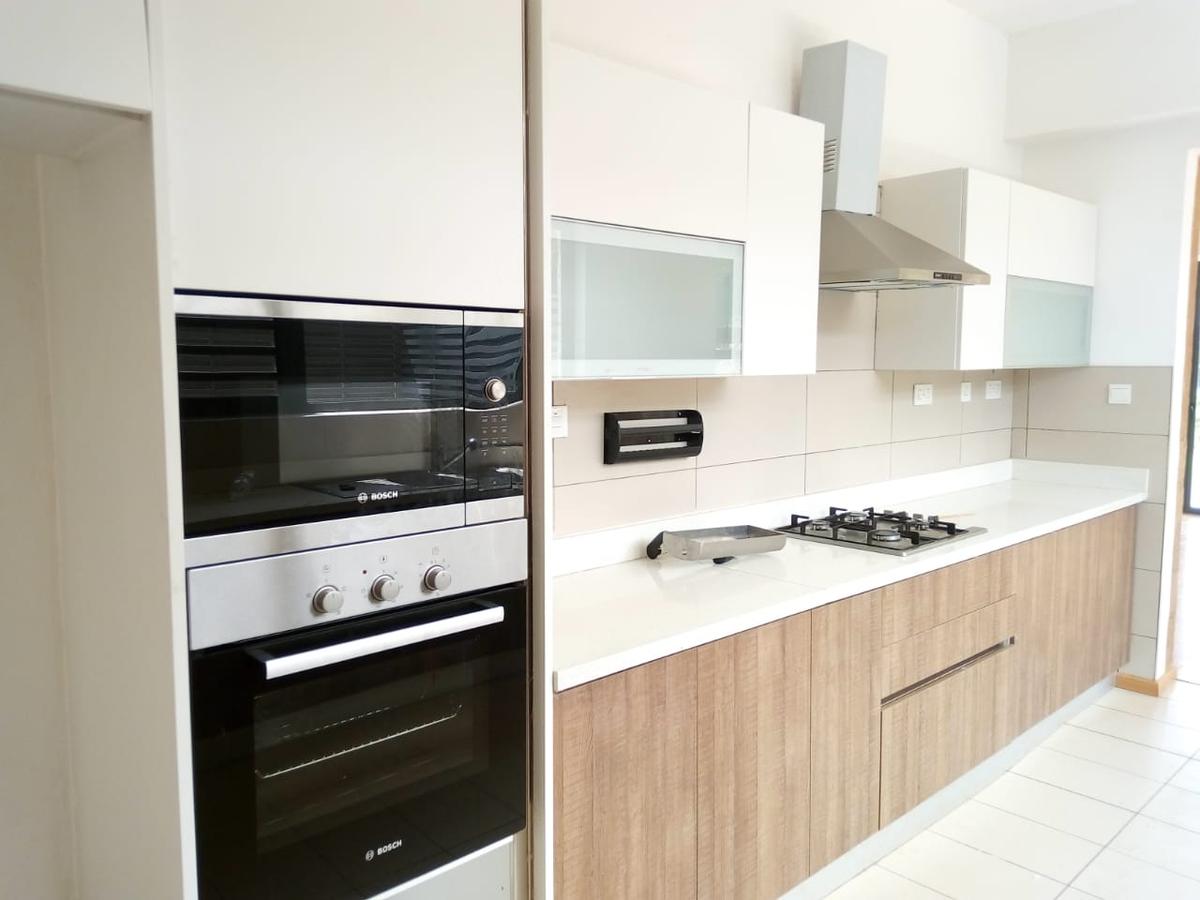 4 Bed Apartment with En Suite in Ridgeways - 2