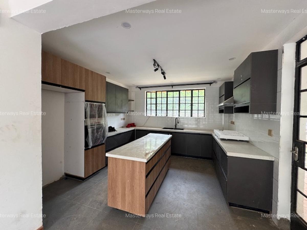 4 Bed Villa with En Suite in Rosslyn - 3