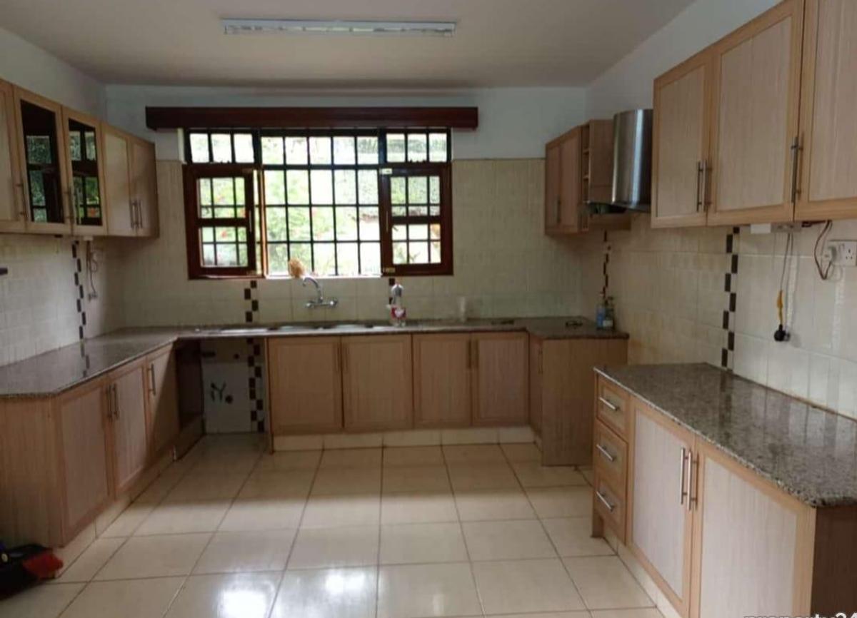 4 Bed Townhouse with En Suite in Rosslyn - 2