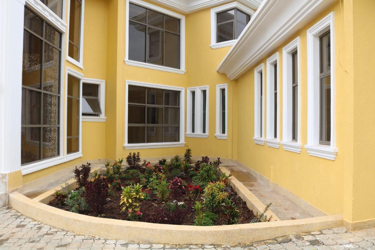 5 Bed House with En Suite in Runda - 14