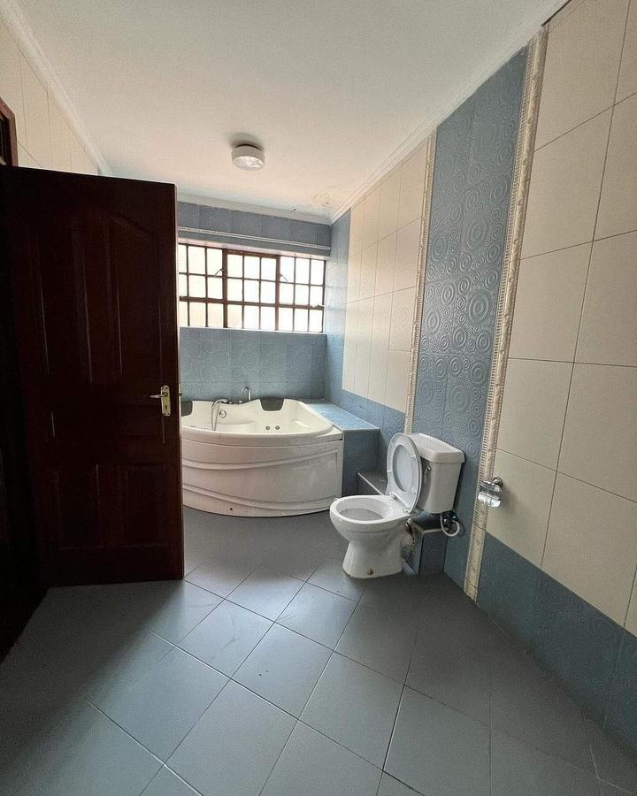 5 Bed Townhouse with En Suite at Lavington - 17