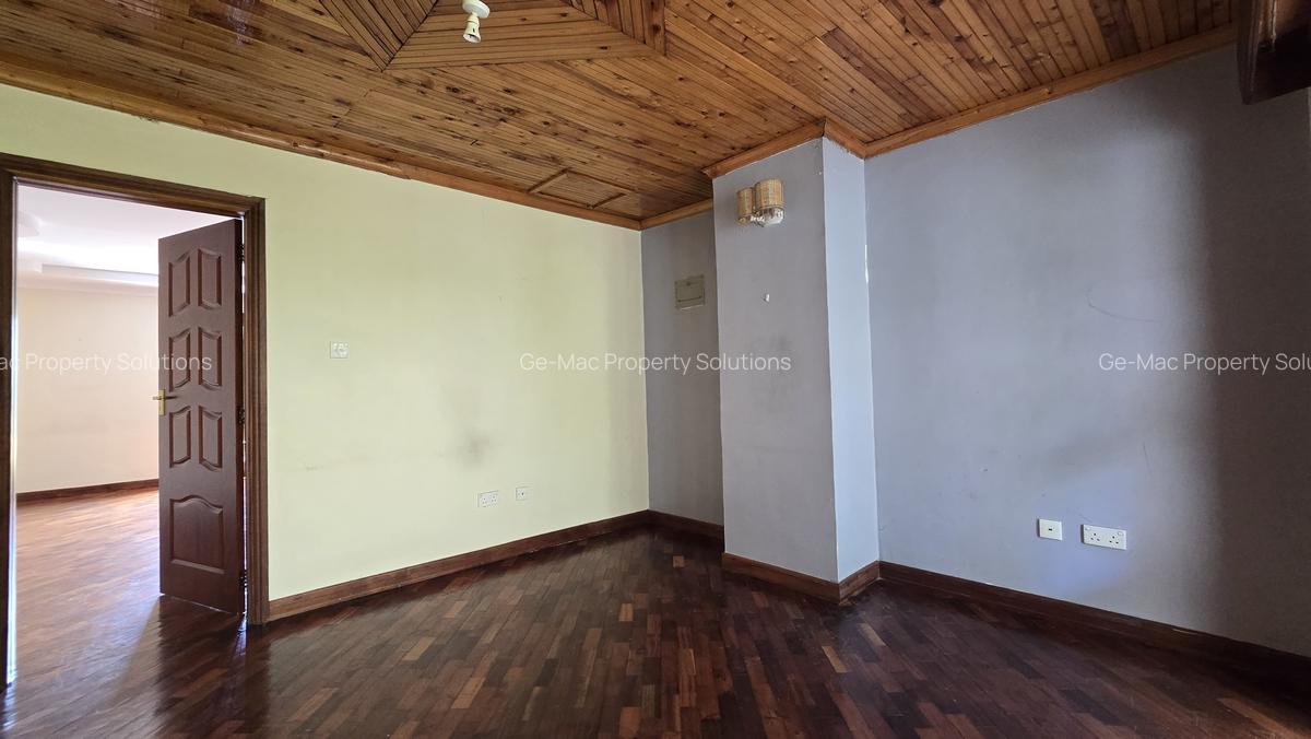 5 Bed House with En Suite in Lavington - 12