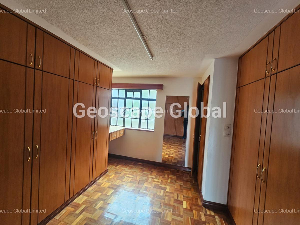 5 Bed House with En Suite in Lavington - 6