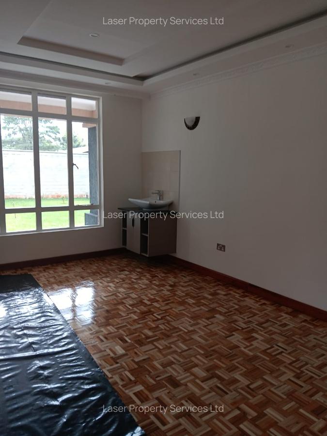 5 Bed House with En Suite at Garden Estate - 13