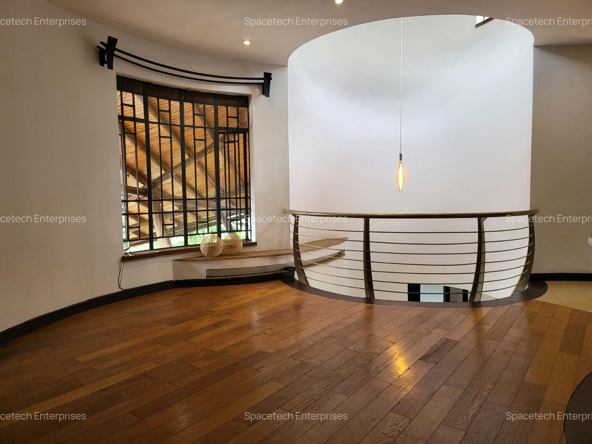 4 Bed Townhouse with En Suite in Lake View - 16