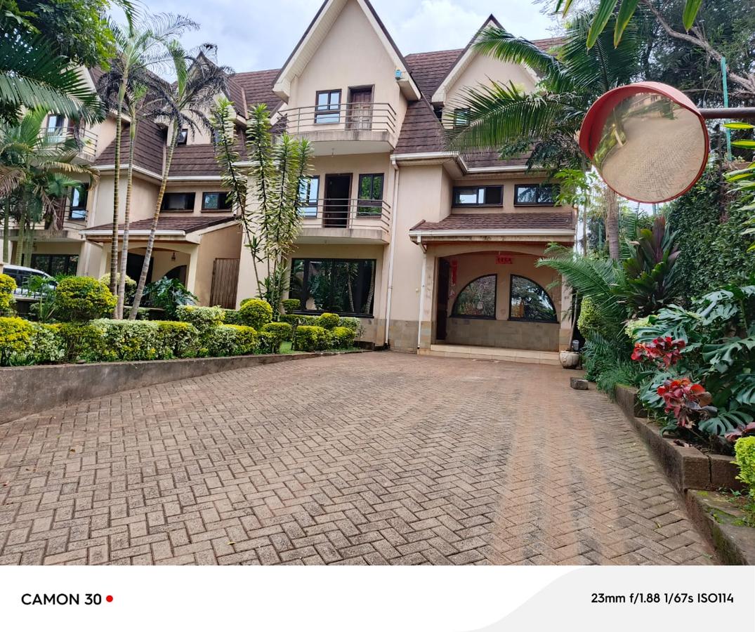 5 Bed Townhouse with En Suite at Lavington - 1