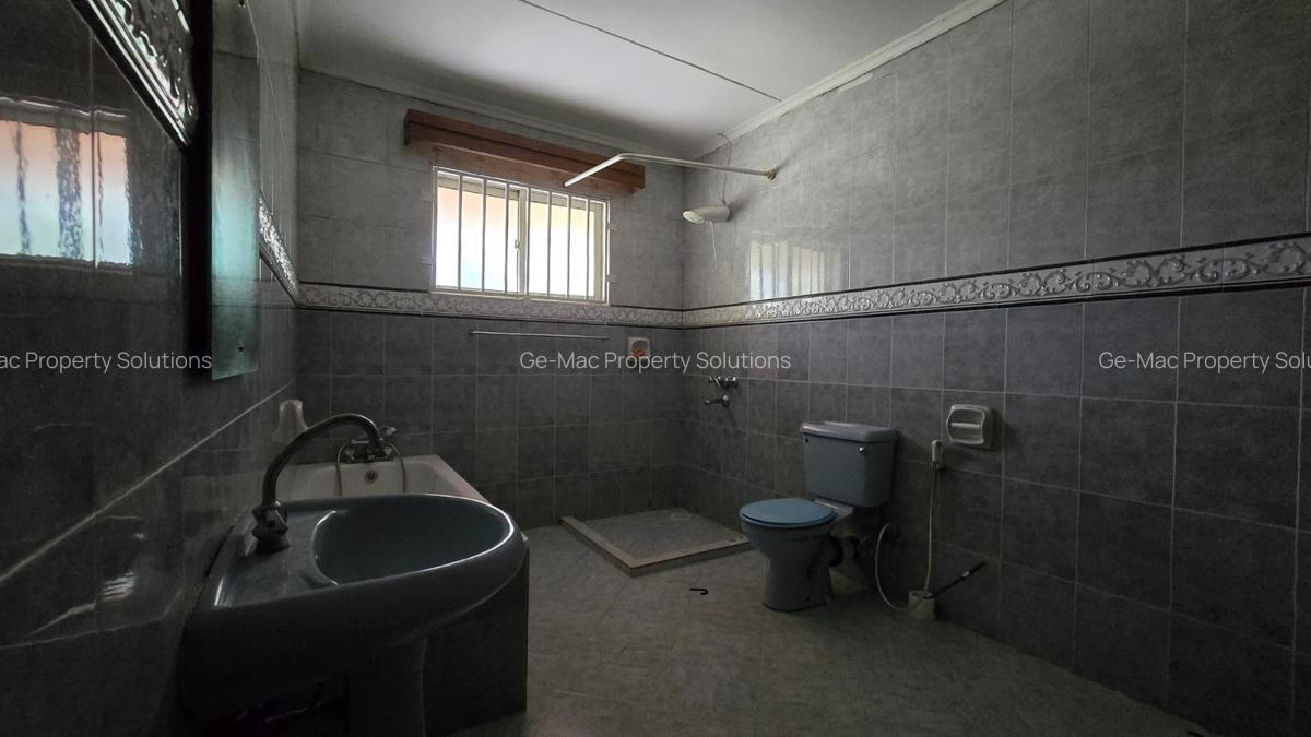 4 Bed House with En Suite in Lavington - 16