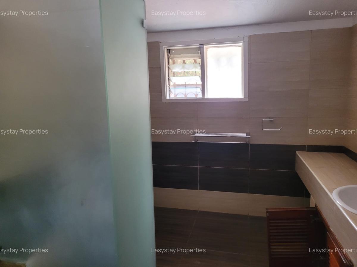 4 Bed House with En Suite in Hill View - 8