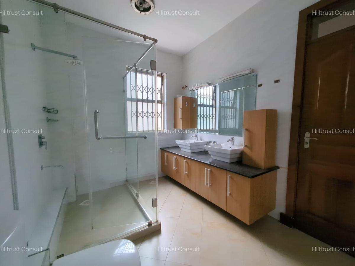 5 Bed Townhouse with En Suite in Lavington - 4