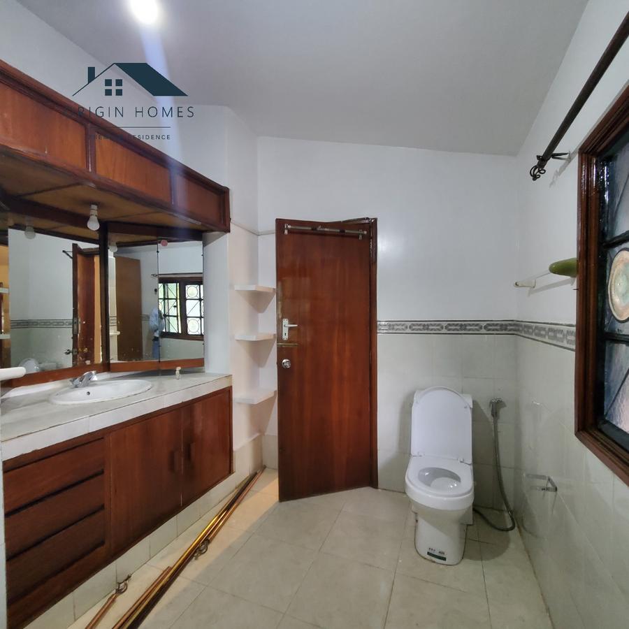 5 Bed Townhouse with En Suite at Lavington - 19