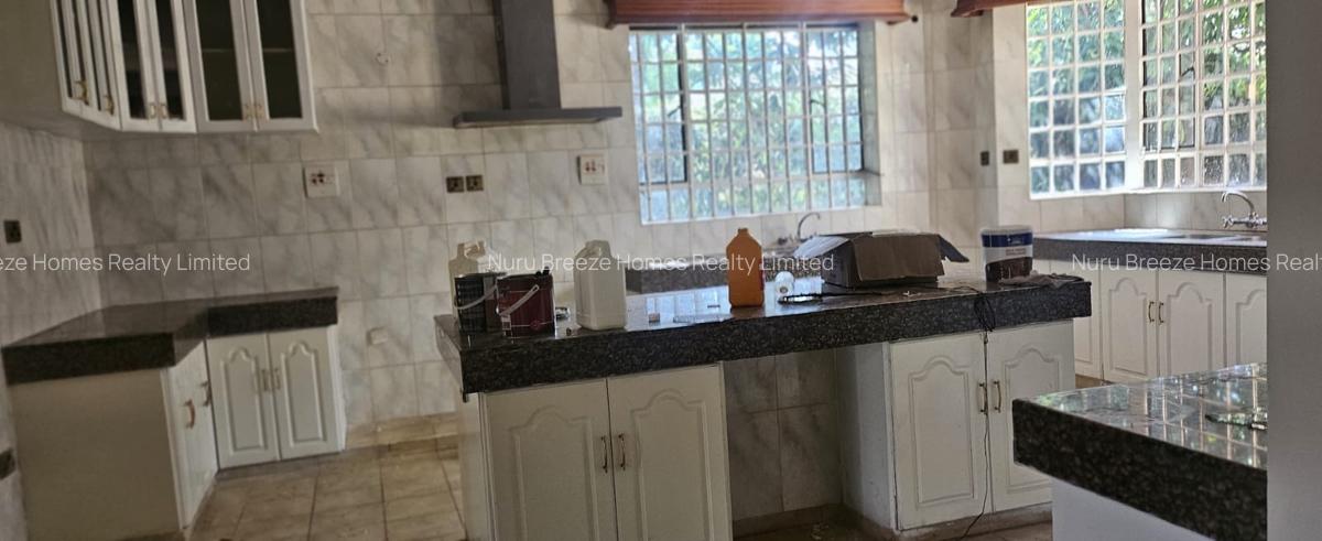 5 Bed House with En Suite in Runda - 12