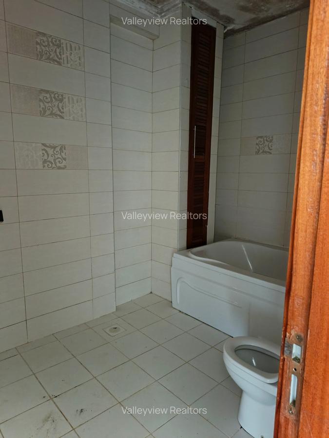 5 Bed Townhouse with En Suite at Lavington - 9