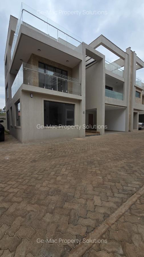 6 Bed House with En Suite in Lavington - 10