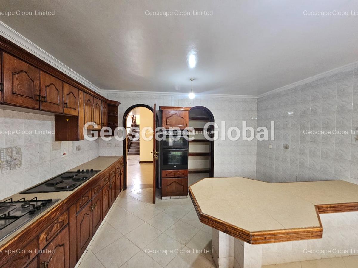 5 Bed Townhouse with En Suite in Riverside - 14