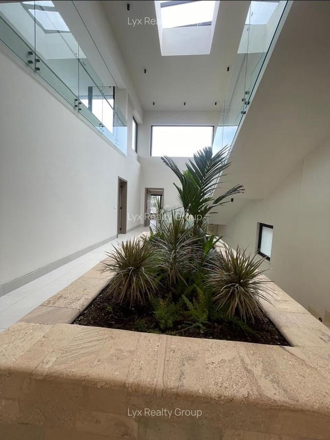 5 Bed Villa with En Suite in Brookside - 5