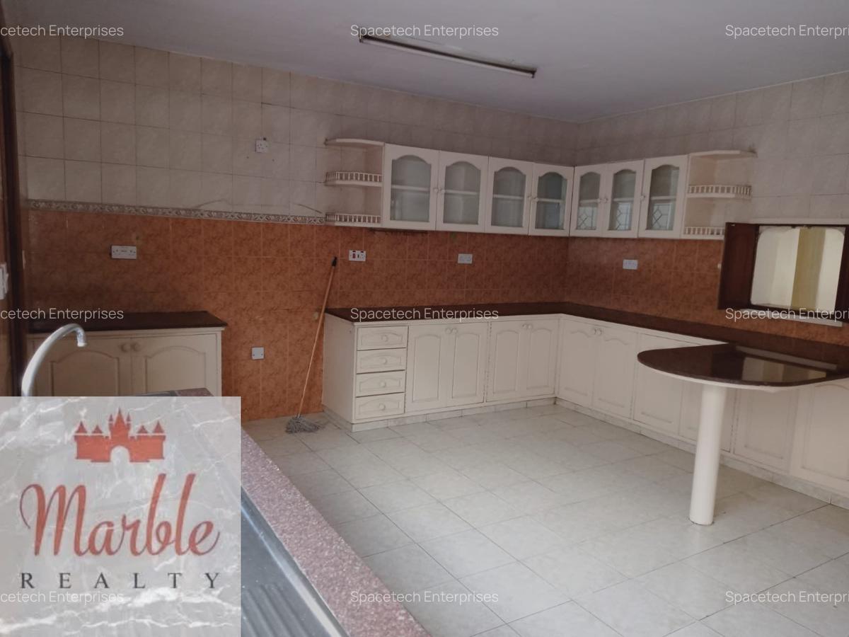 5 Bed Townhouse with En Suite in Spring Valley - 3