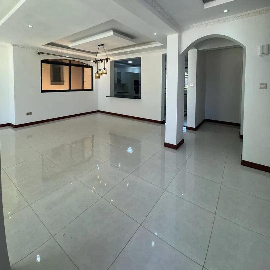 5 Bed House with En Suite in Lavington - 3