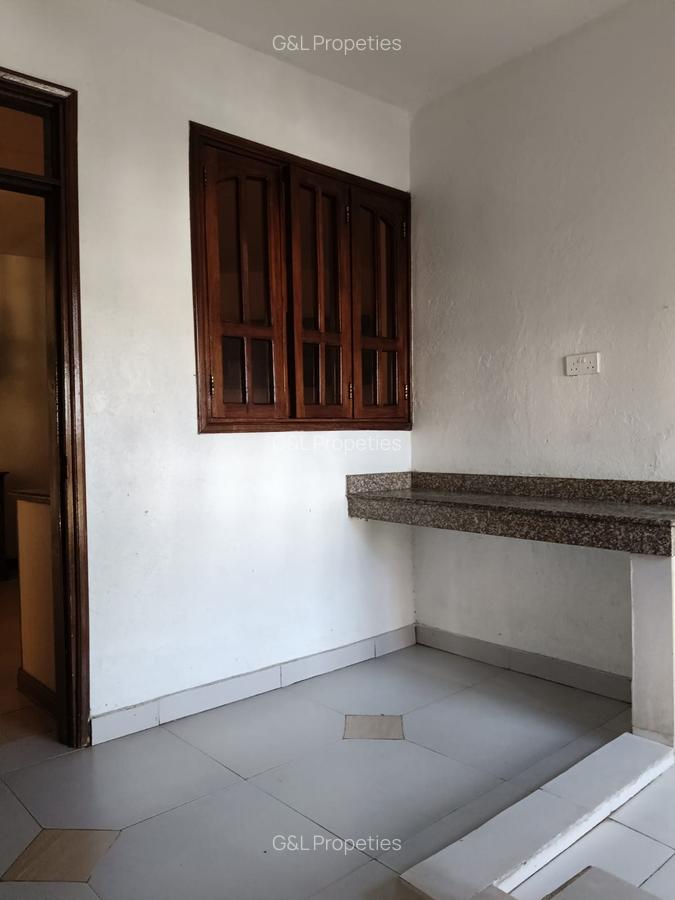 4 Bed Apartment with En Suite at Links Road - 7