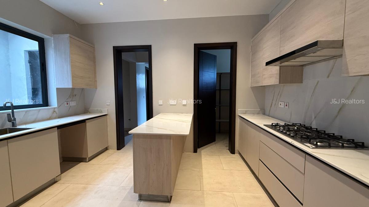5 Bed Townhouse with En Suite in Lavington - 8