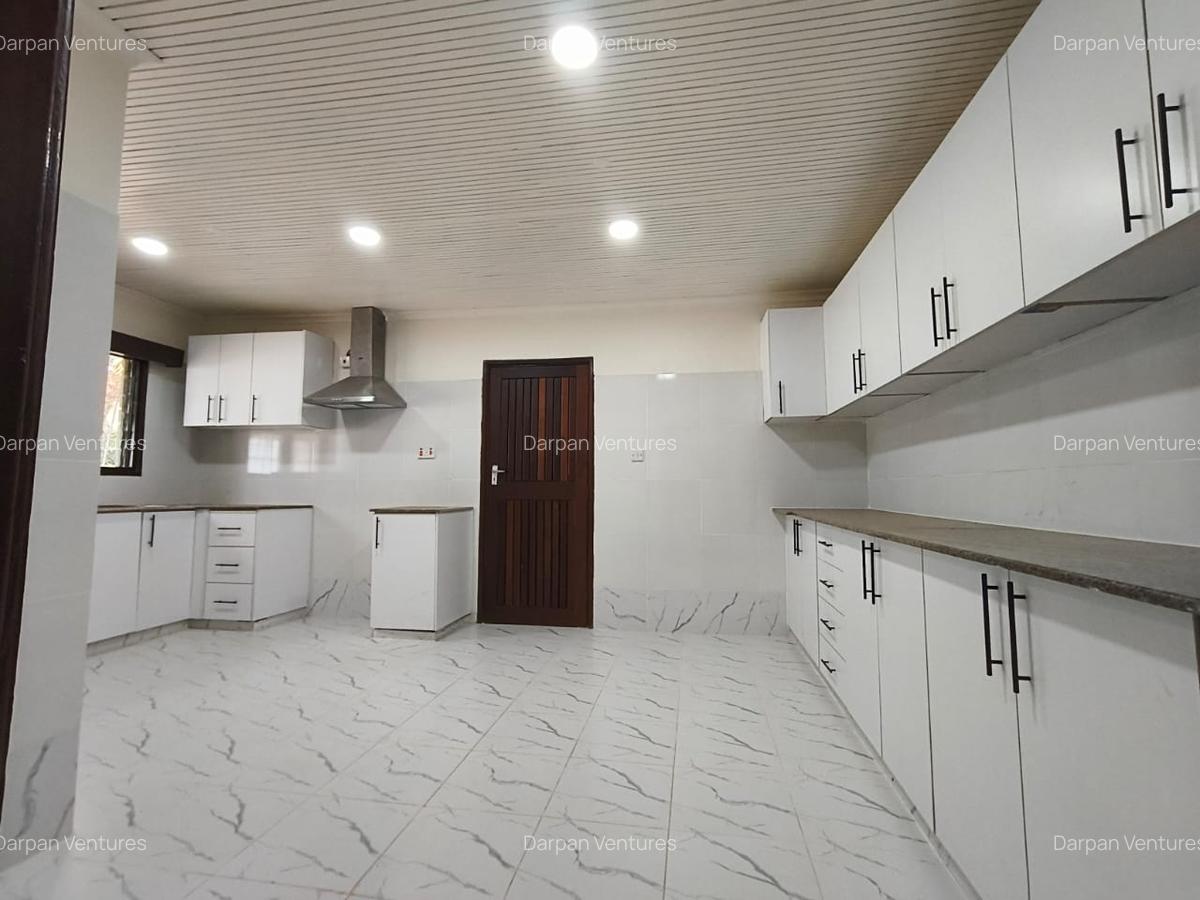 6 Bed House with En Suite in Runda - 9