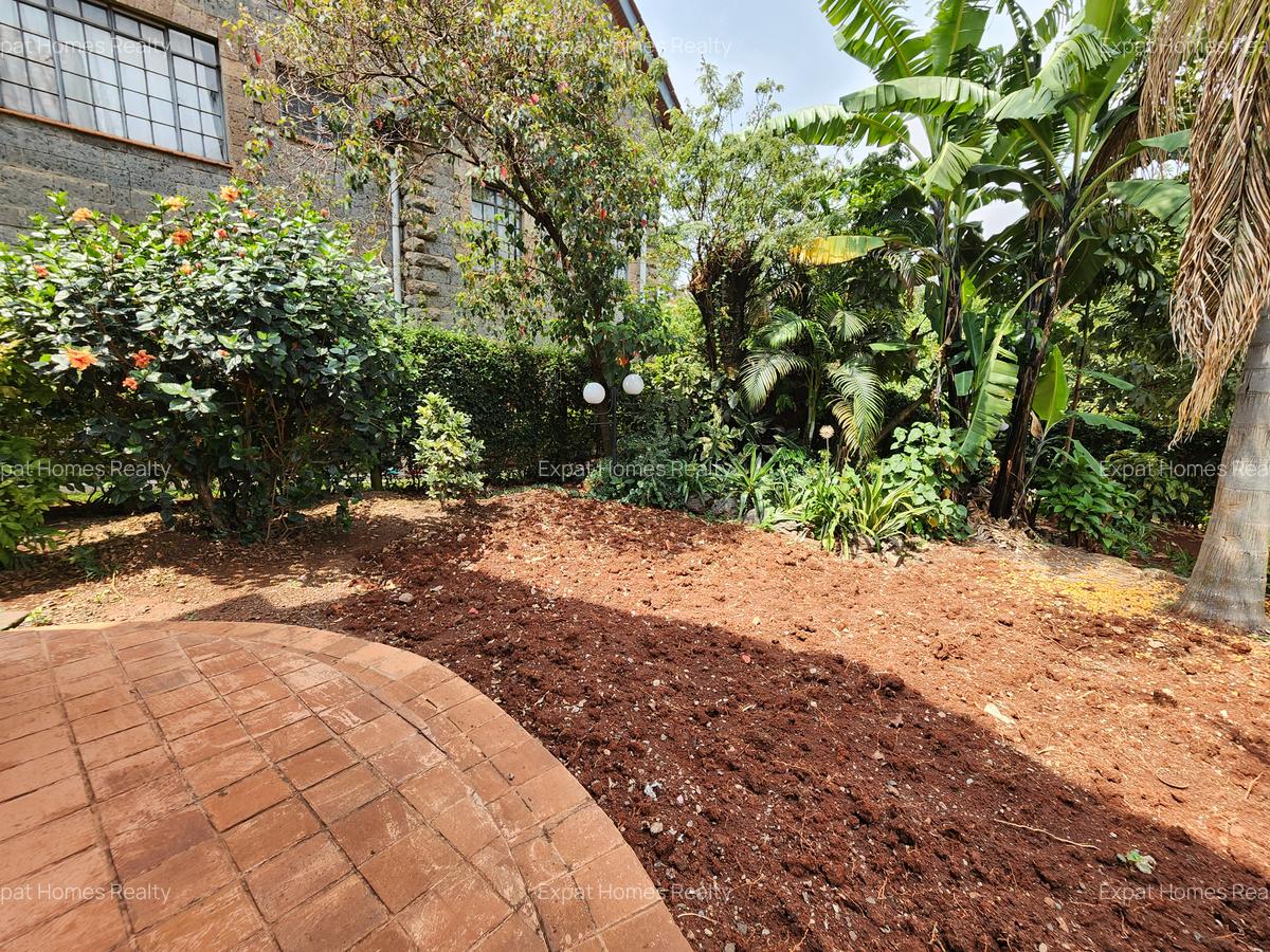5 Bed House with En Suite in Lavington - 3