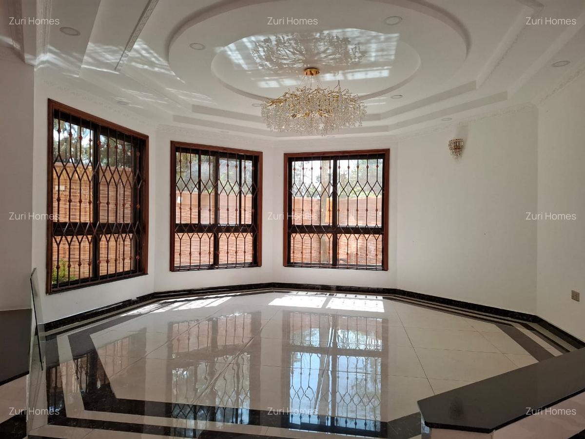 5 Bed Townhouse with En Suite in Lavington - 3