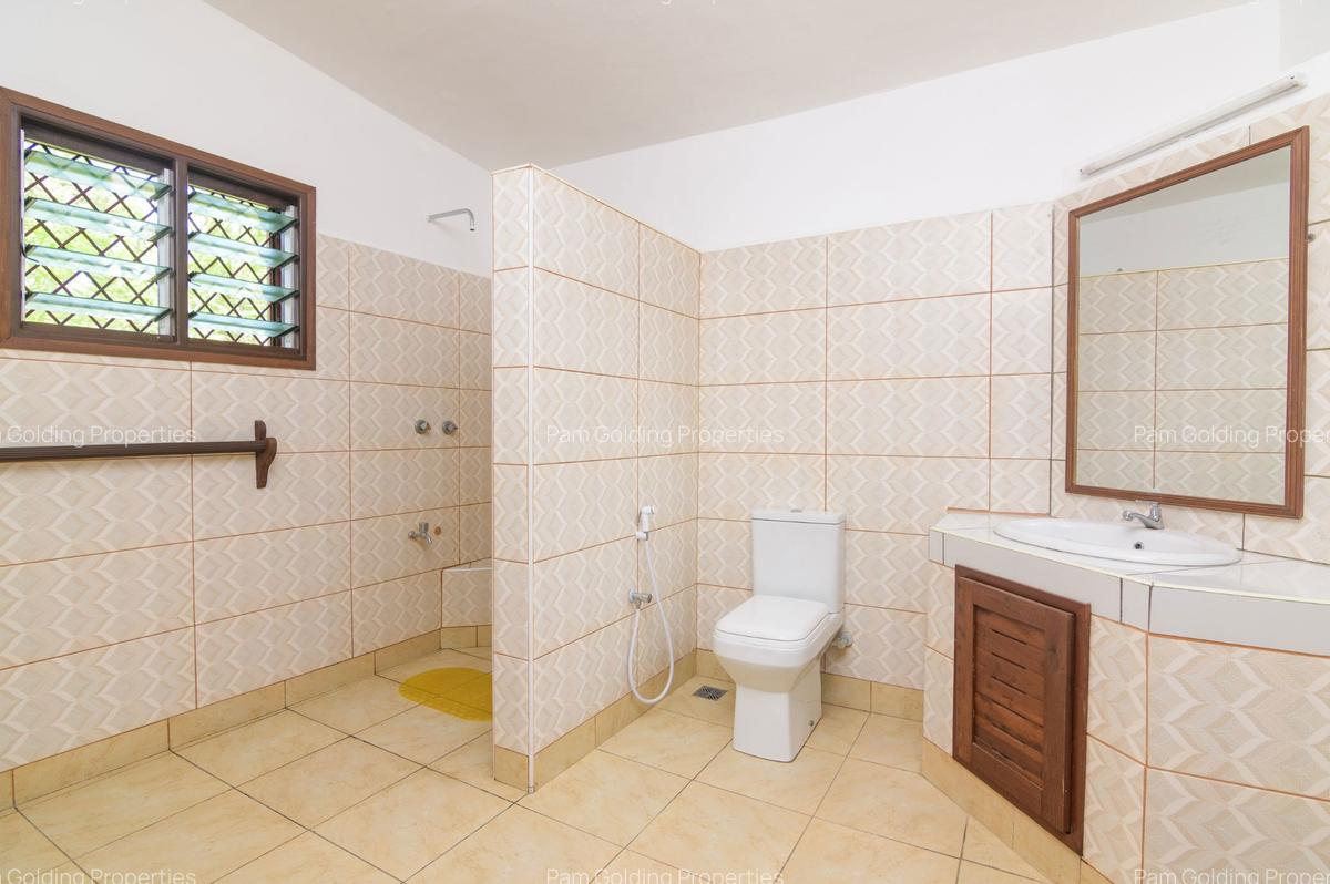 5 Bed House with En Suite in Nyali Area - 16