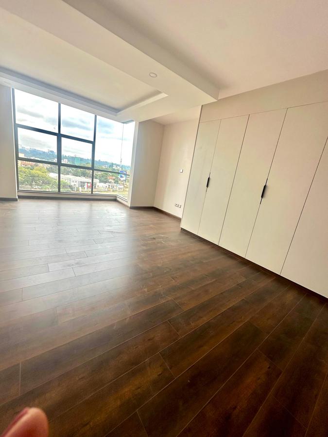 3 Bed Apartment with En Suite at Brookside - 16