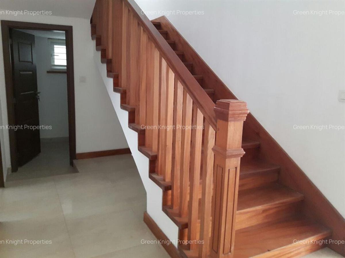 5 Bed House with En Suite in Lavington - 10