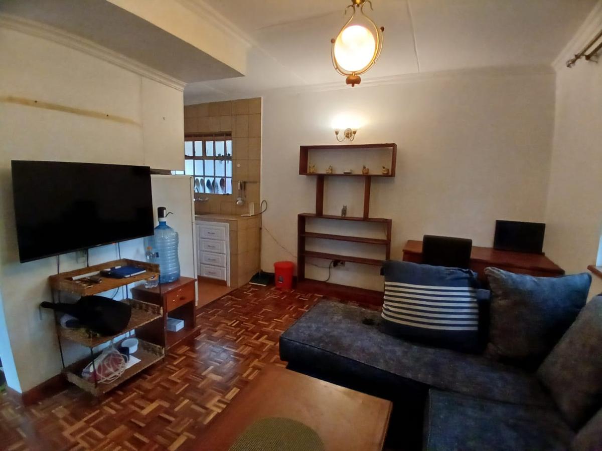 1 Bed House with En Suite in Lavington - 5