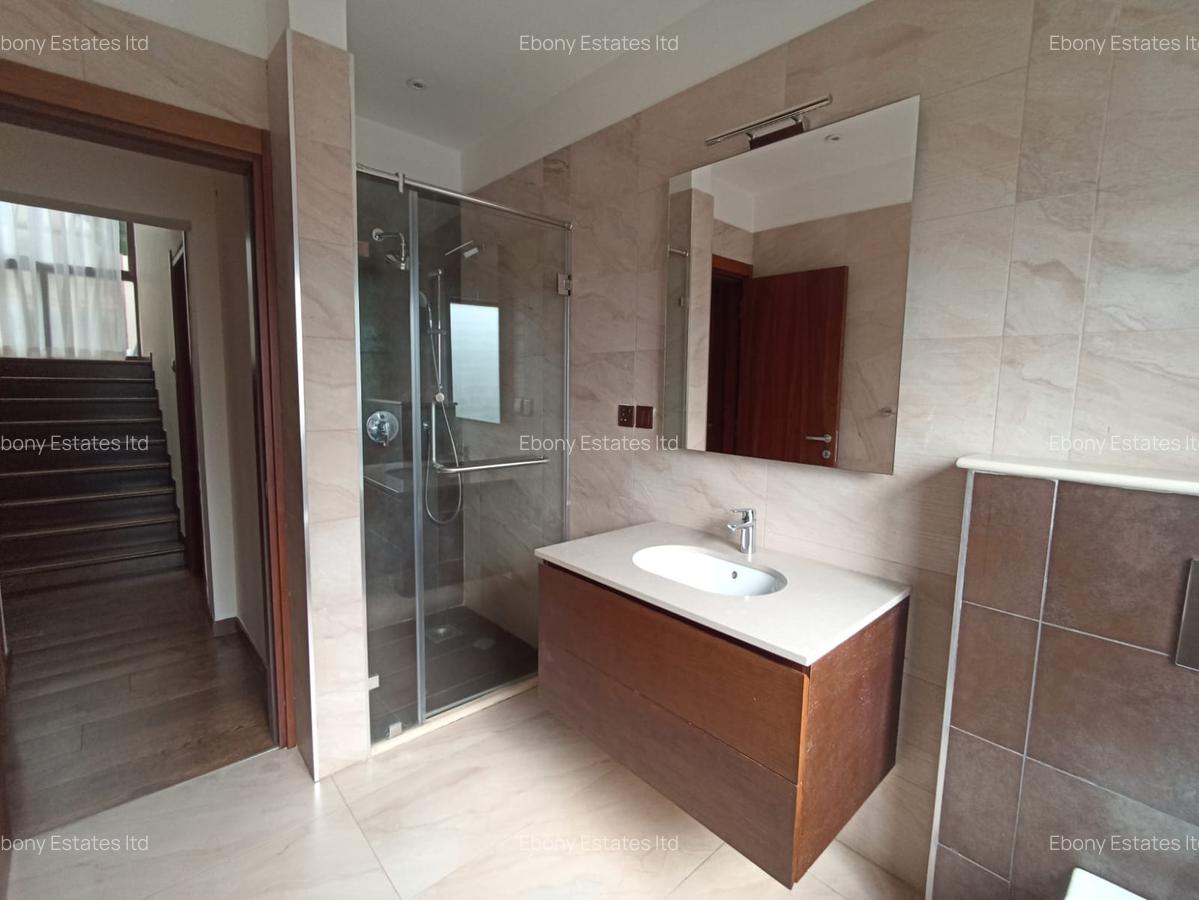5 Bed Townhouse with En Suite in Lavington - 4